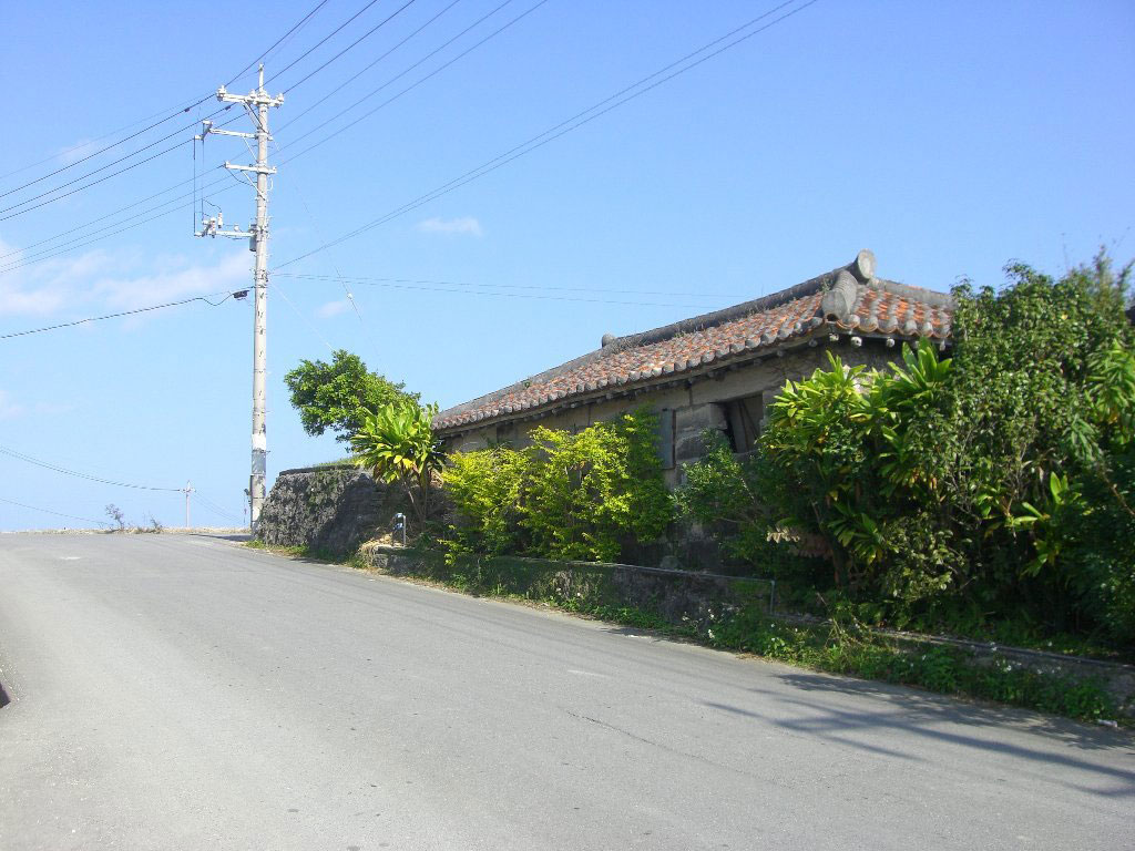 沖縄の赤瓦の家